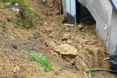 Mưa lớn gây thiệt hại mùa màng và tài sản của người dân trên địa bàn thị trấn Bằng Lũng.