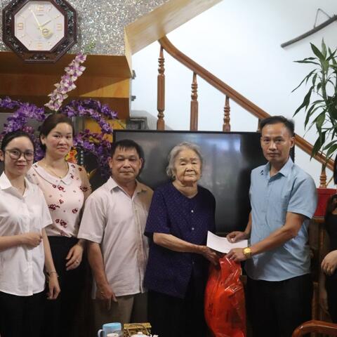 Thăm, tặng quà gia đình chính sách tiêu biểu là người dân tộc thiểu số nhân dịp Đại hội đại biểu các DTTS huyện lần thứ IV năm 2024